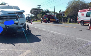 Motociclista de 20 anos fica gravemente ferida após ser atropelada em Içara (VÍDEO)