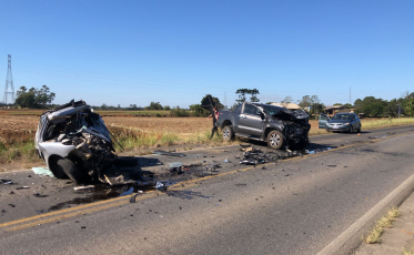 Após colisão frontal, homem morre preso às ferragens de veículo na SC-447