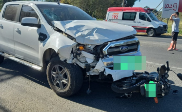 Motociclista de 20 anos fica gravemente ferida após ser atropelada em Içara (VÍDEO)