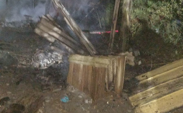 Casa de madeira fica destruída após incêndio em Balneário Gaivota