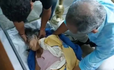 Quase enterrada viva, mulher acorda dentro de caixão em funeral