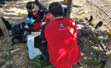 Idoso é resgatado pelo Sarasul após cair de escada de três metros