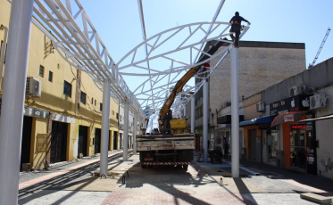 Etapa final de pavimentação na Rua Coberta de Criciúma 