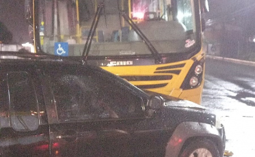 Mulher fica ferida após colisão entre carro e ônibus em Sombrio