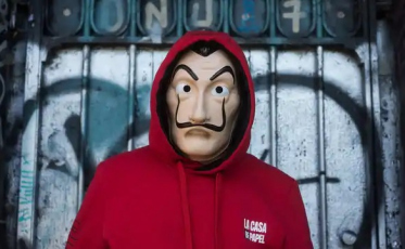 Homem usa máscara de 'La Casa de Papel' para cometer roubo em Tubarão