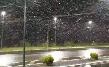 Serra de SC registra neve durante a madrugada (VÍDEO)