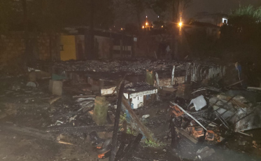 Incêndio deixa casa de madeira completamente destruída em Criciúma