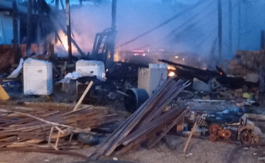 Casa de madeira fica destruída após incêndio em Cocal do Sul
