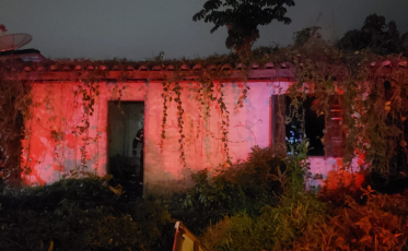 Casa abandonada pega fogo em Criciúma