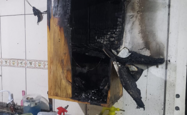 Moradores combatem incêndio com mangueiras de jardim em Criciúma