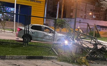 Motorista perde o controle e colide em grade do Terminal Central de Criciúma