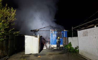 Criciúma: bombeiros combatem incêndio em residência no bairro Vila Francesa
