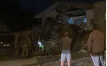 Jovem rouba veículo, colide contra residência e acaba preso em Criciúma (VÍDEO)