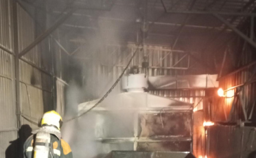 Turvo: bombeiros combatem incêndio em empresa