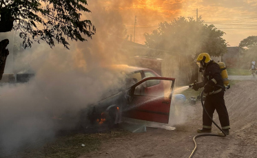 Araranguá: bombeiros combatem incêndio em veículo 