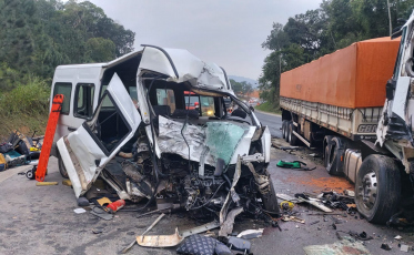 Três pessoas morrem em grave acidente na BR-470