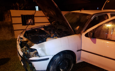 Incêndio em veículo é controlado por populares em Criciúma