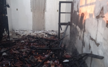 Bombeiros combatem incêndio em residência de Içara