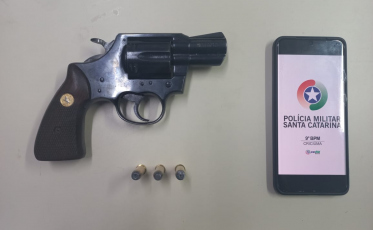 PM prende homem por posse irregular de revólver e munições em Criciúma