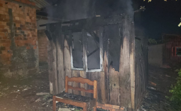 Depósito fica destruído após incêndio em Siderópolis