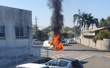 Veículo da UBS do bairro Wosocris, em Criciúma, é consumido por incêndio (FOTOS e VÍDEO)