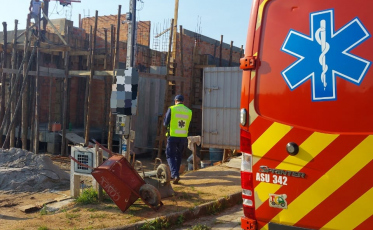 Homem fica gravemente ferido após cair de andaime a 2,5 metros de altura
