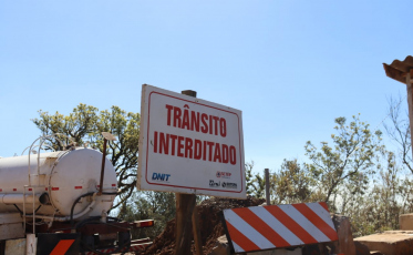 Detonação de rochas interrompe trânsito na Serra da Rocinha