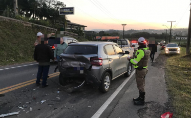 Acidente com três veículos é registrado na Rodovia Genésio Mazon
