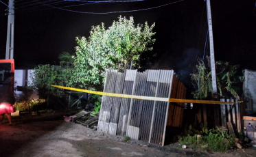 Casa de madeira pega fogo em Balneário Arroio do Silva