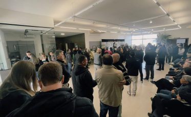 Amigos e familiares se despedem de Xororó em Araranguá 