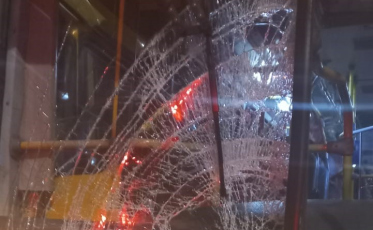 Jovem é atropelado por ônibus amarelinho na Avenida Centenário