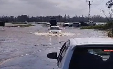 Chuva deixa trecho alagado na SC-447 em Araranguá