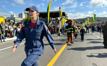 Confira uma galeria de fotos do desfile cívico em Criciúma 