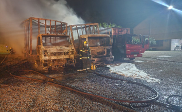 Criciúma: bombeiros controlam incêndio em caminhões de indústria alimentícia 