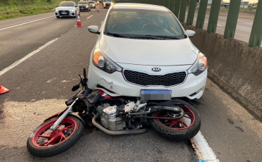 Motociclista morre após atropelar pedestre e ser atropelado por dois carros na BR-101