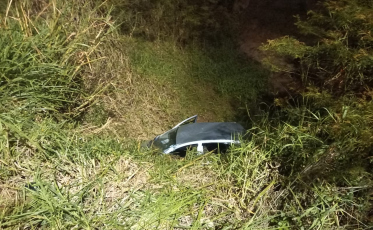 Motorista perde controle do veículo e cai em córrego na SC-445