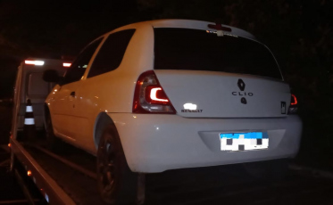 Jovem tenta fugir da polícia com veículo roubado e acaba preso em Criciúma