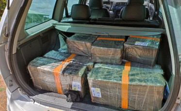 PRF desconfia de manobra e intercepta carro com mais de 300 quilos de maconha