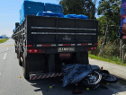 Motociclista morre após colidir em traseira de caminhão na BR-101