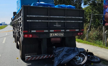 Motociclista morre após colidir em traseira de caminhão na BR-101