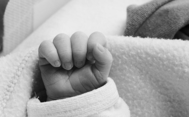 Mãe que pisoteou recém-nascido não sabia sobre gravidez, diz polícia