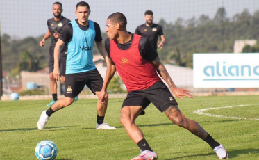 Trabalho com bola apenas para os reservas na reapresentação 