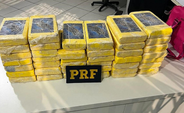 PRF flagra mulheres com carga milionária de cocaína na BR-282