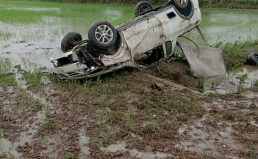 Forquilhinha: jovem sai da pista e capota caminhonete em granja de arroz (FOTOS e VÍDEO)