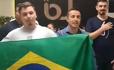 Empresa de Criciúma trolla funcionário com ritual patriótico e viraliza no Brasil (VÍDEO)