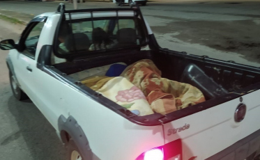 Homens escondidos sob cobertores em caminhonete são flagrados na BR-101 em Tubarão