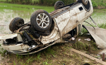 Forquilhinha: jovem sai da pista e capota caminhonete em granja de arroz (FOTOS e VÍDEO)