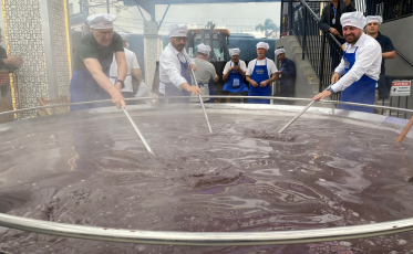 Cocal do Sul prepara a maior minestra do mundo (VÍDEO)