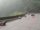 Pedras deslizam e caem sobre a pista na Serra do Rio do Rastro