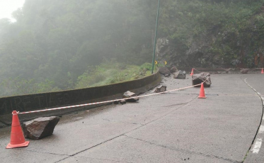 Pedras deslizam e caem sobre a pista na Serra do Rio do Rastro